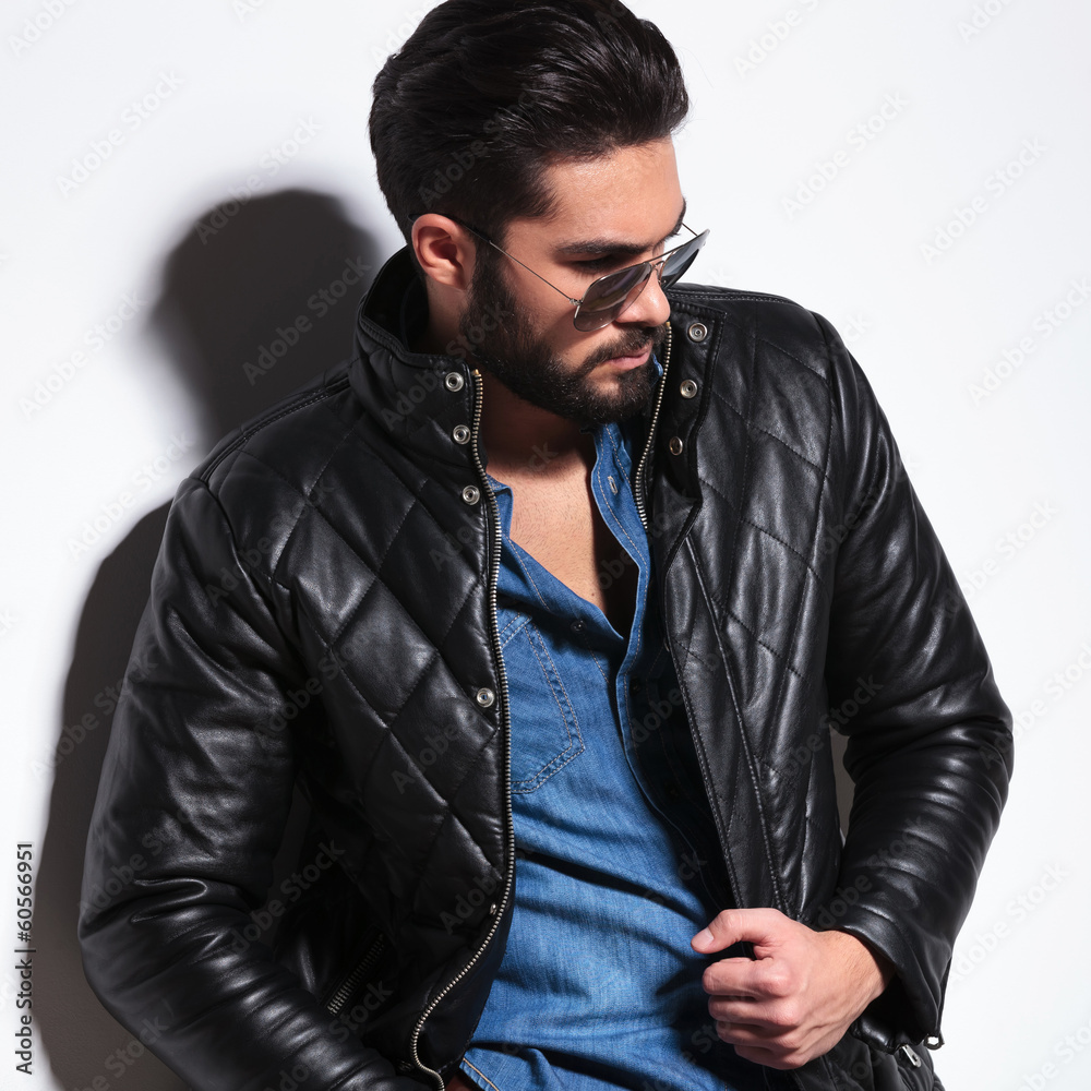 Obraz premium side view of a dramatic fashion male model posing