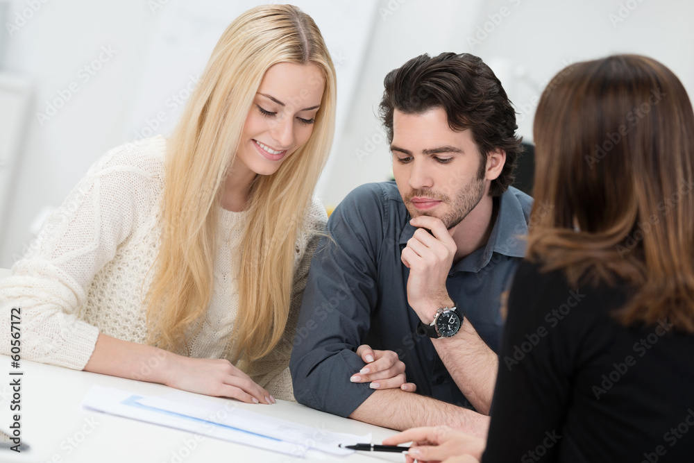 junges paar lässt sich beraten