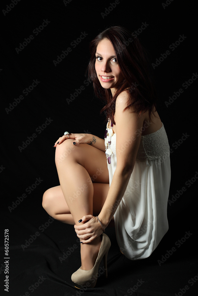 Ragazza in posa con vestito bianco Ragazza in posa con vestito bianco