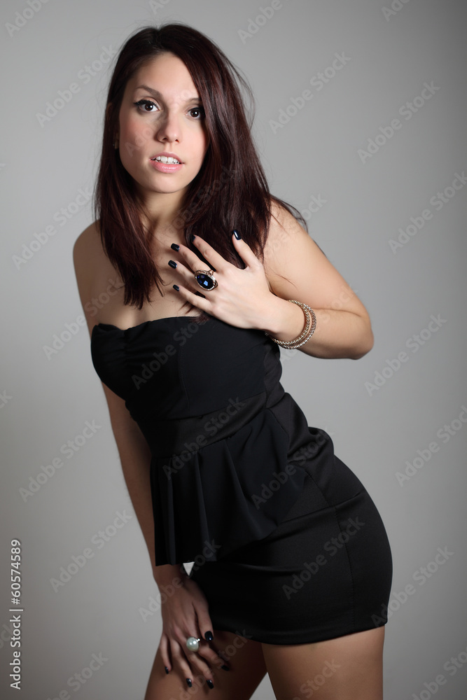 Ritratto di ragazza con vestito nero Ritratto di ragazza con vestito nero