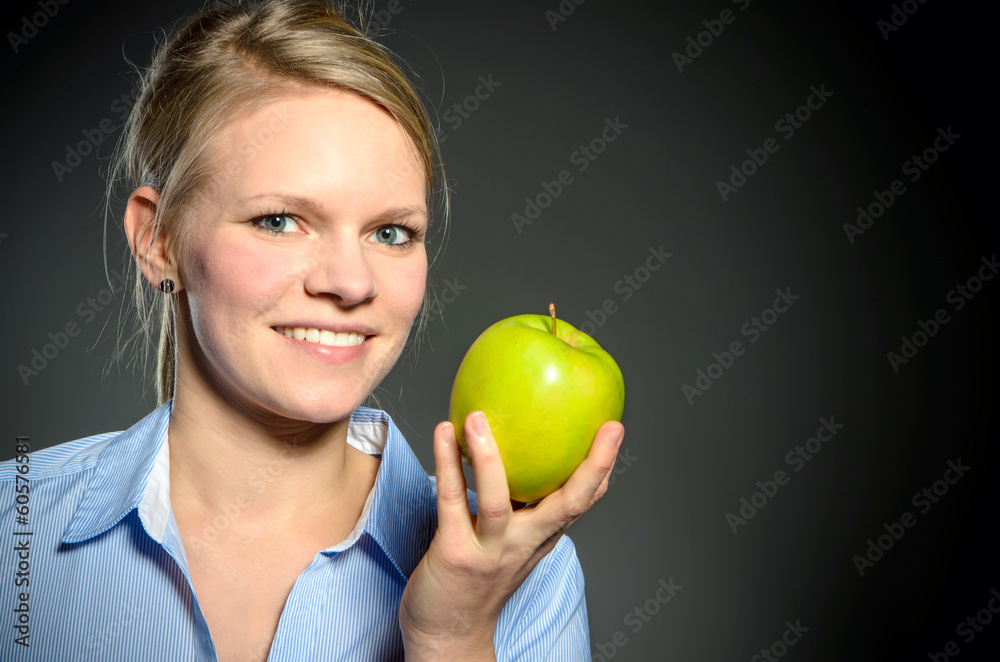 junge blonde Frau mit einem grünen Apfel junge blonde Frau mit einem grünen Apfel