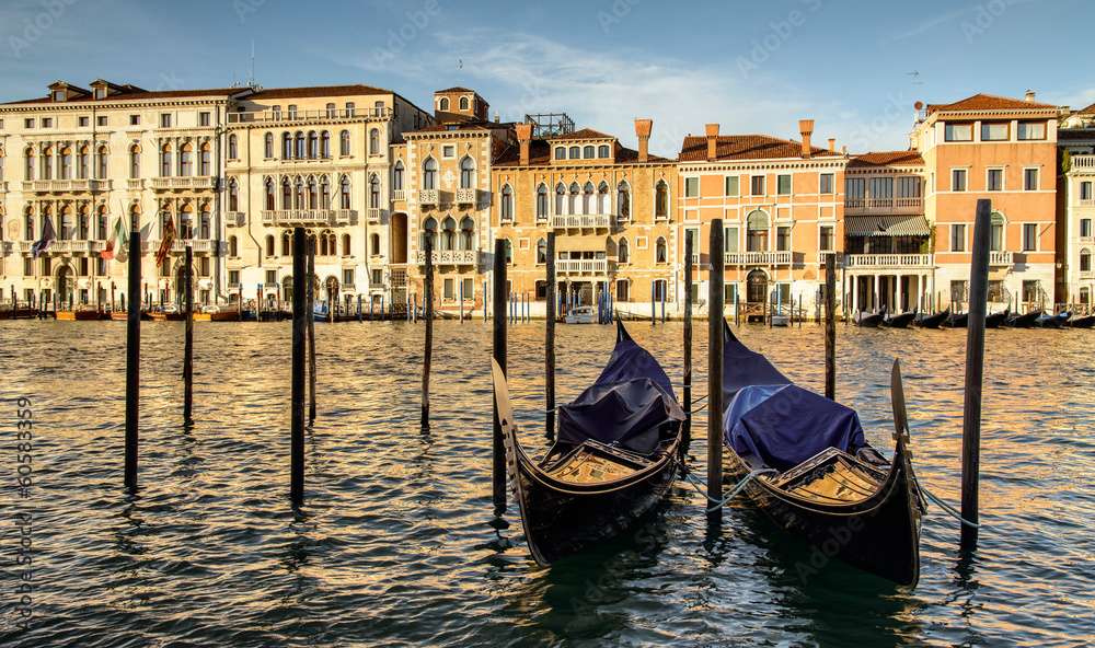 Gondoles sur le grand canal de Venise