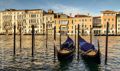 Gondoles sur le grand canal de Venise © Pat on stock