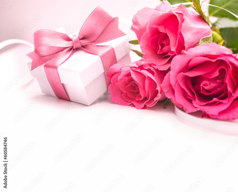 Bouquet of roses and gift box - obrazy, fototapety, plakaty 