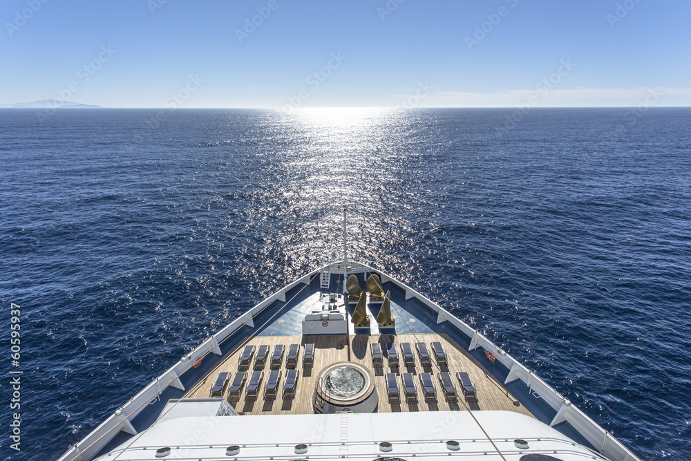 Luxury cruise ship at sea - obrazy, fototapety, plakaty 