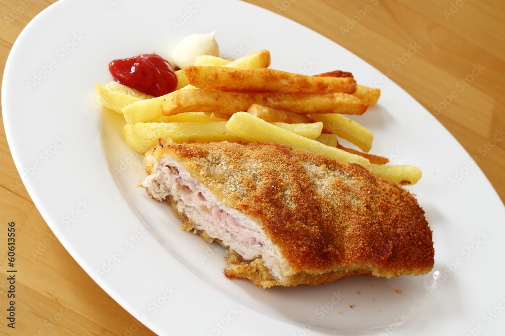 Schnitzel Cordon bleu angeschnitten w/ Pommes frites Schnitzel Cordon bleu angeschnitten w/ Pommes frites