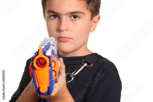 bambino con arma giocattolo photo
