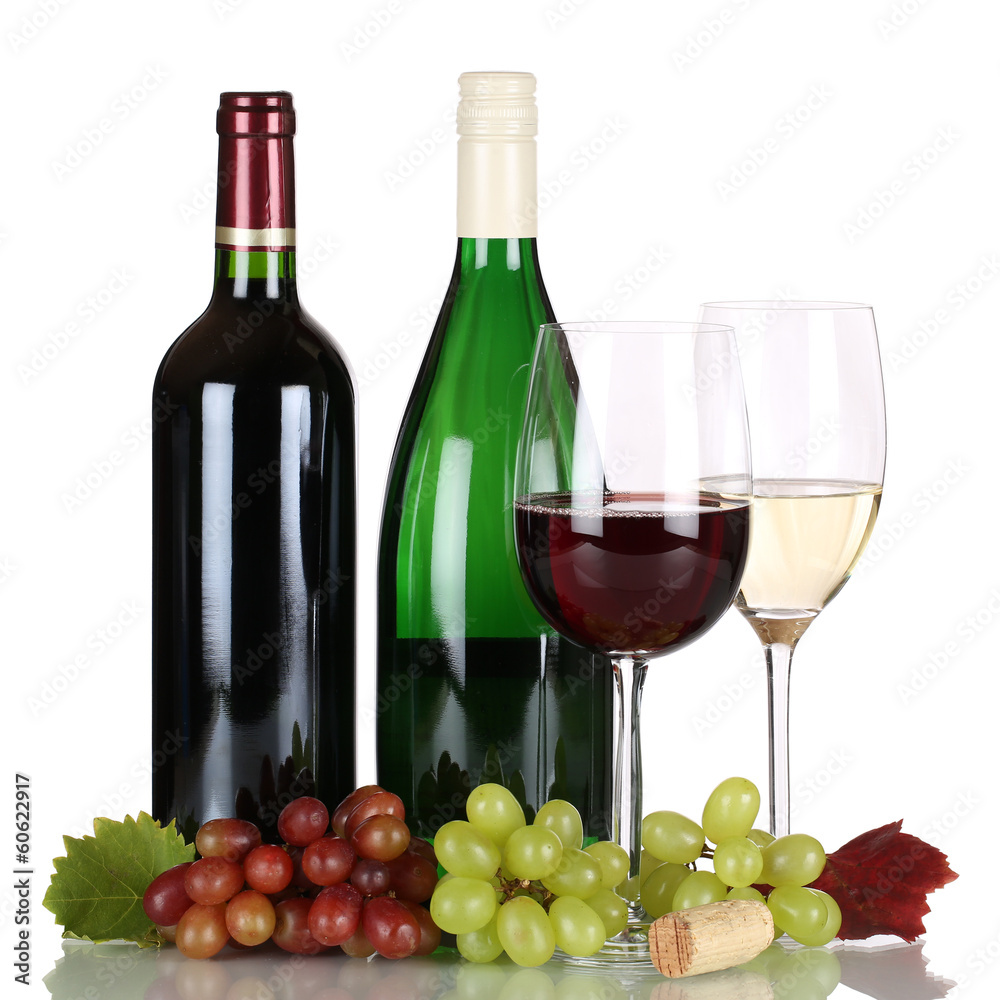 Rotwein und Weißwein in Weinflaschen freigestellt