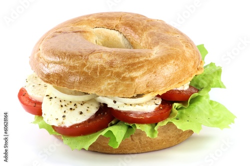 Tomate Mozzarella Bagel isoliert auf weißem Hintergrund photo