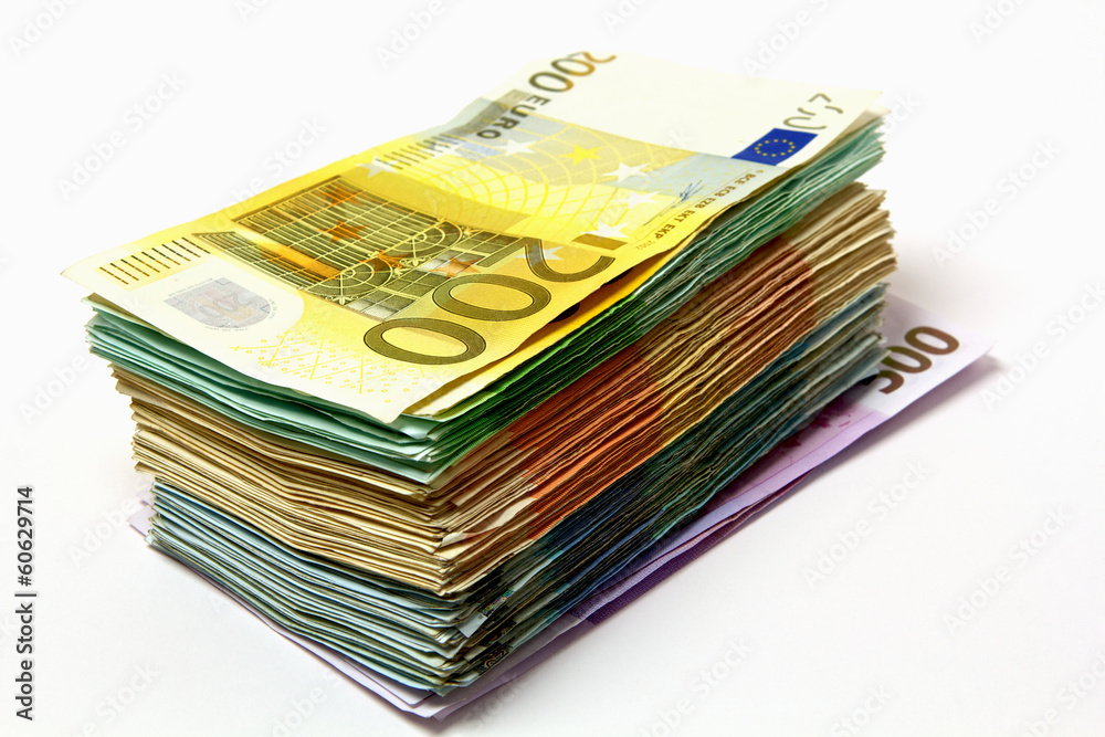 Geldstapel aus verschiedenen Euroscheinen 200 Euro liegt oben Geldstapel aus verschiedenen Euroscheinen 200 Euro liegt oben