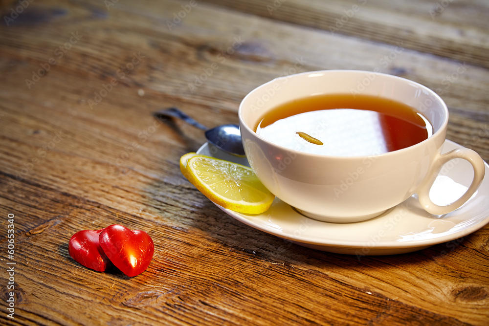 Obraz premium Cup of tea with lemon on the wooden table
