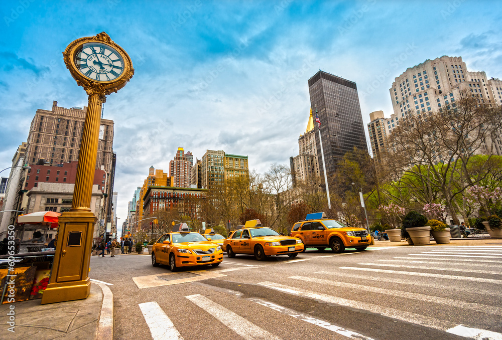 Fototapeta premium Taksówki na Piątej Alei w Nowym Jorku.
