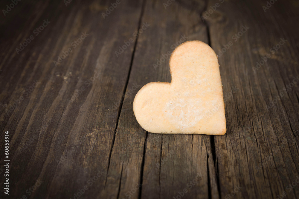 Obraz premium Heart of the cookies and the wooden background.