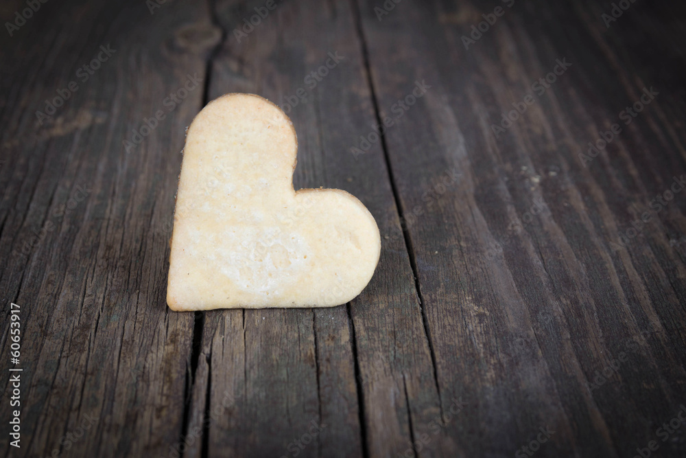 Obraz premium Heart of the cookies and the wooden background.