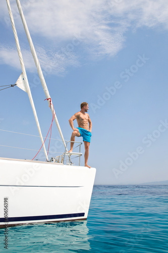 Luxus - Mann auf seinem Segelboot - Urlaub am Meer © Jeanette Dietl