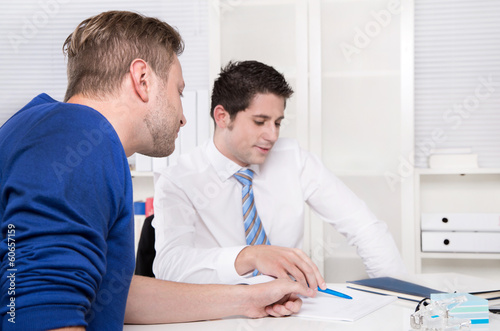 Beratungsgespräch oder Meeting - Kunde und Berater photo