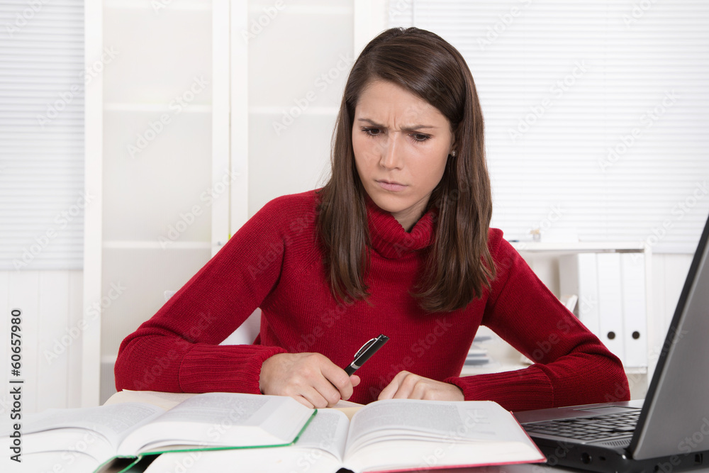 Stress beim Lernen - Jugendliche lernt für das Abitur