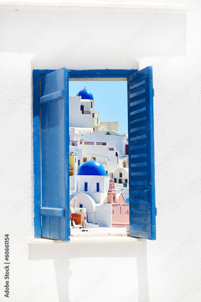 Fototapeta premium Otwórz tradycyjne greckie niebieskie okno na wyspie Santorini, Grecja