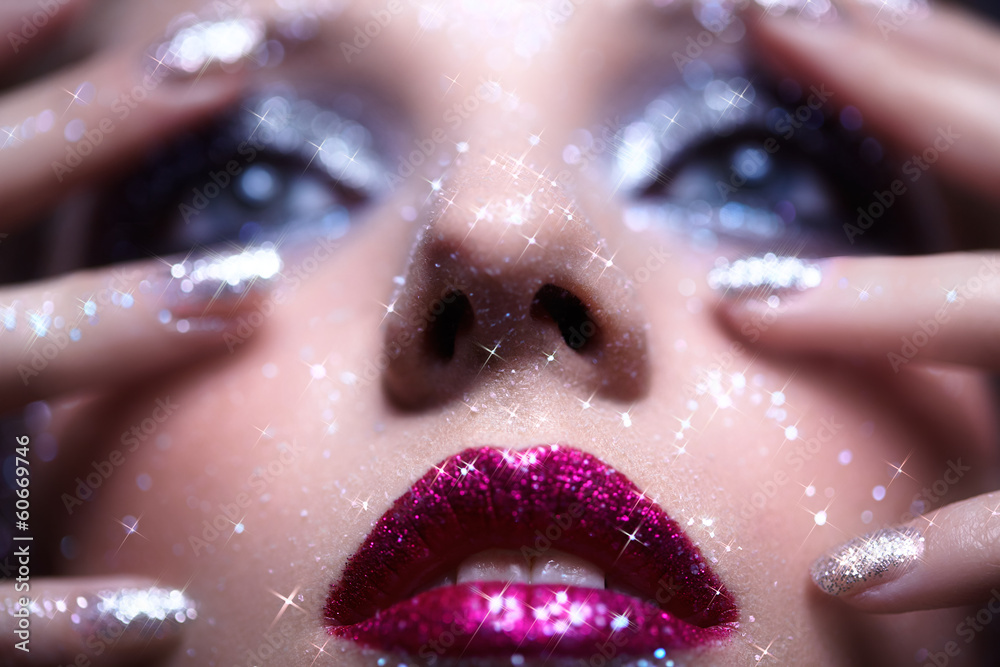 Naklejka premium Błyszczący makijaż twarzy kobiety