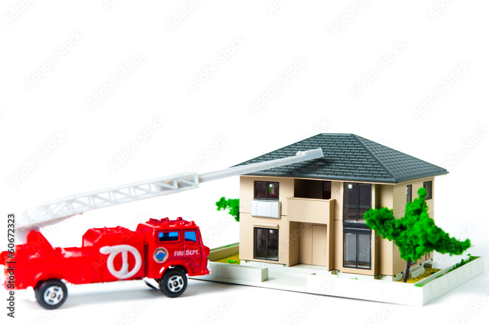 家と消防車