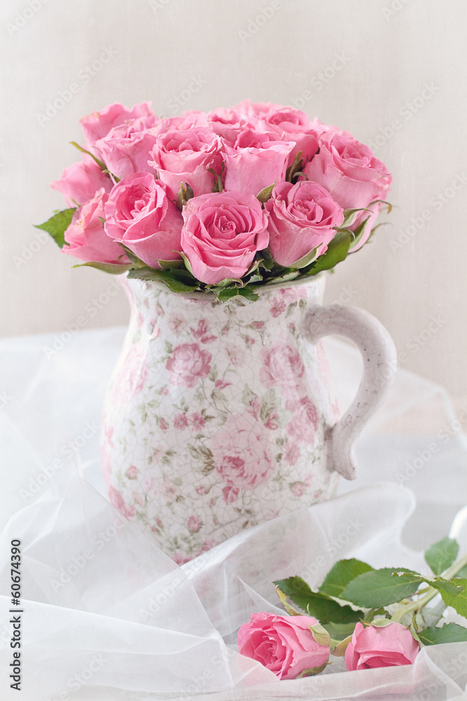 Fototapeta premium fresh pink roses in a ceramic vase