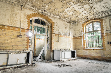 Wandcirkels Oud Ziekenhuis Beelitz Verweerde ruimte in Duits sanatorium  © Mirko Vitali