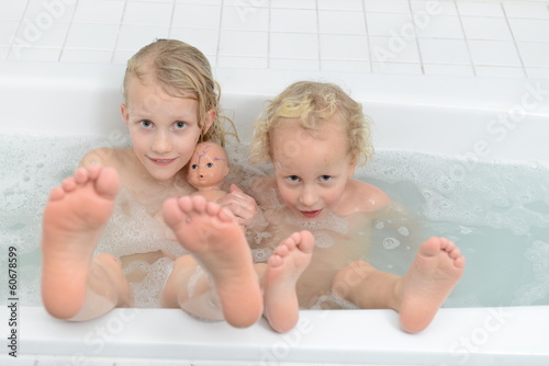 Geschwister in der Badewanne