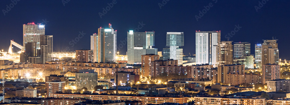 Obraz premium Widok z lotu ptaka dzielnicy finansowej w Barcelonie w nocy