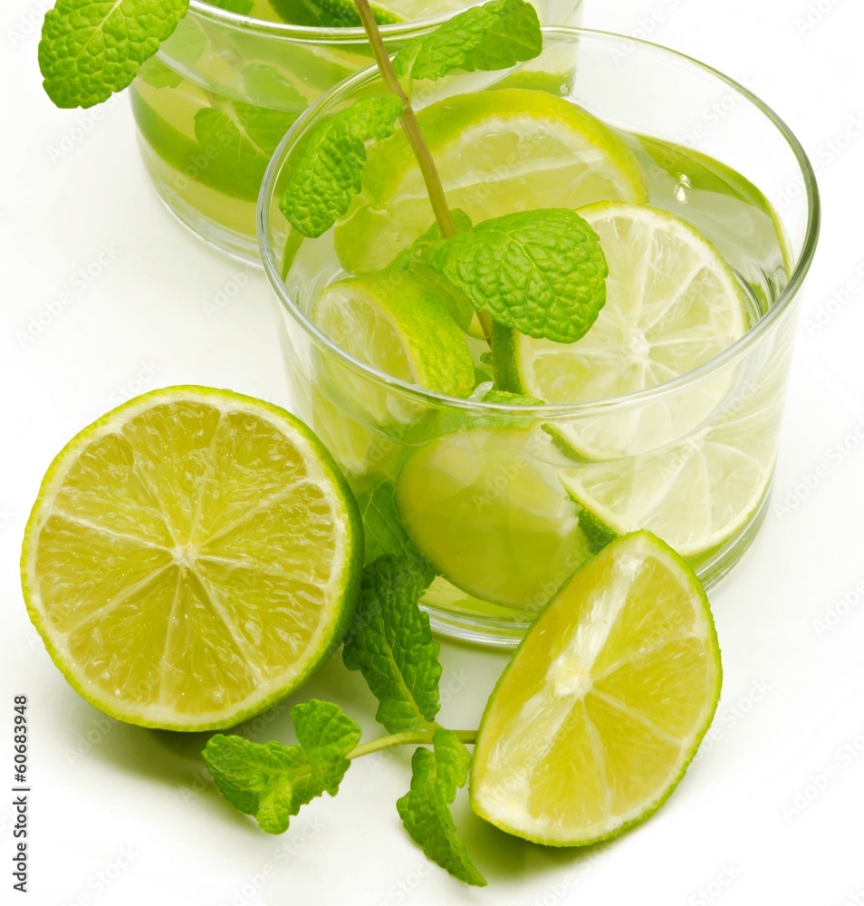 Mojito con lima y hierbabuena Mojito con lima y hierbabuena