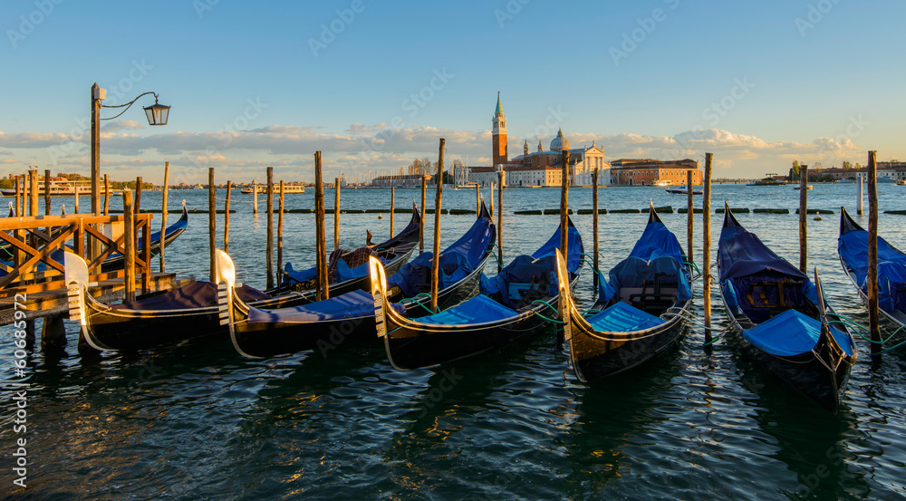 Gondoles au bassin de saint marc à Venise