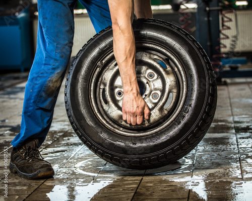 Obraz na płótnie carrying tires