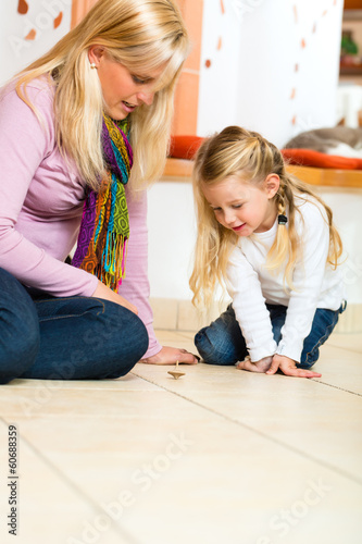 Mädchen spielt mit Holz Spielzeug Kreisel