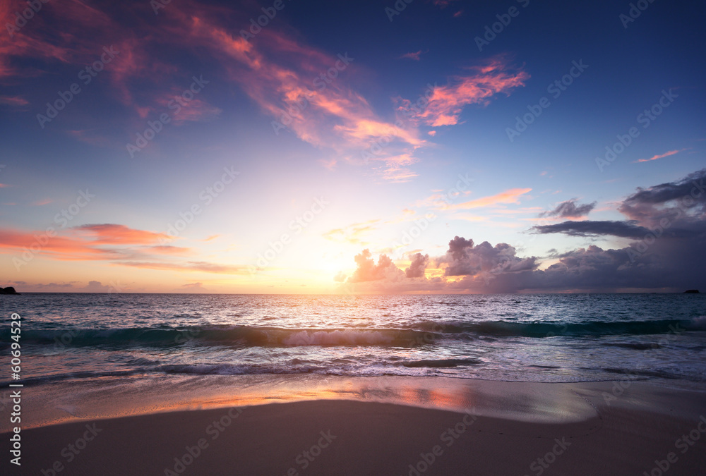Obraz premium Sunset on Seychelles beach