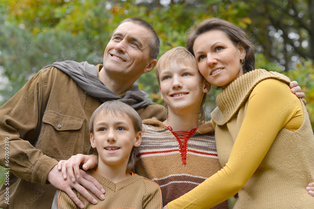 Fototapeta premium Happy family in the autumn park