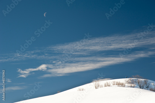 neve e cielo blu