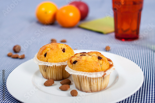 Fototapeta Złociste babeczki na talerzu  z migadłami