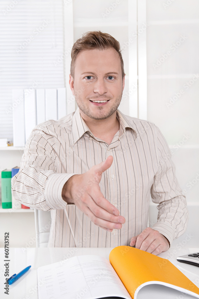 Vertragsabschluss per Handschlag - Business Mann im Büro Vertragsabschluss per Handschlag - Business Mann im Büro