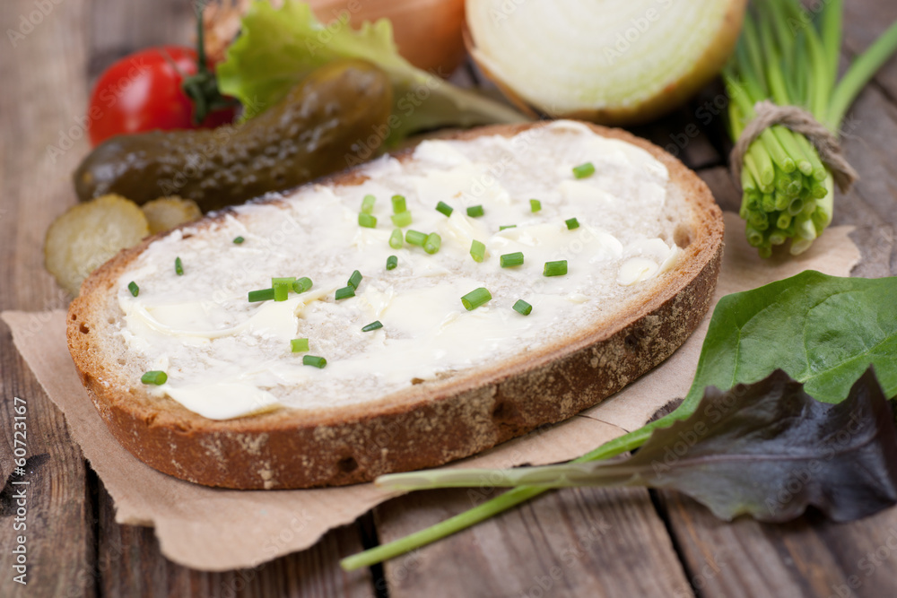 Butterbrot mit Schnittlauch