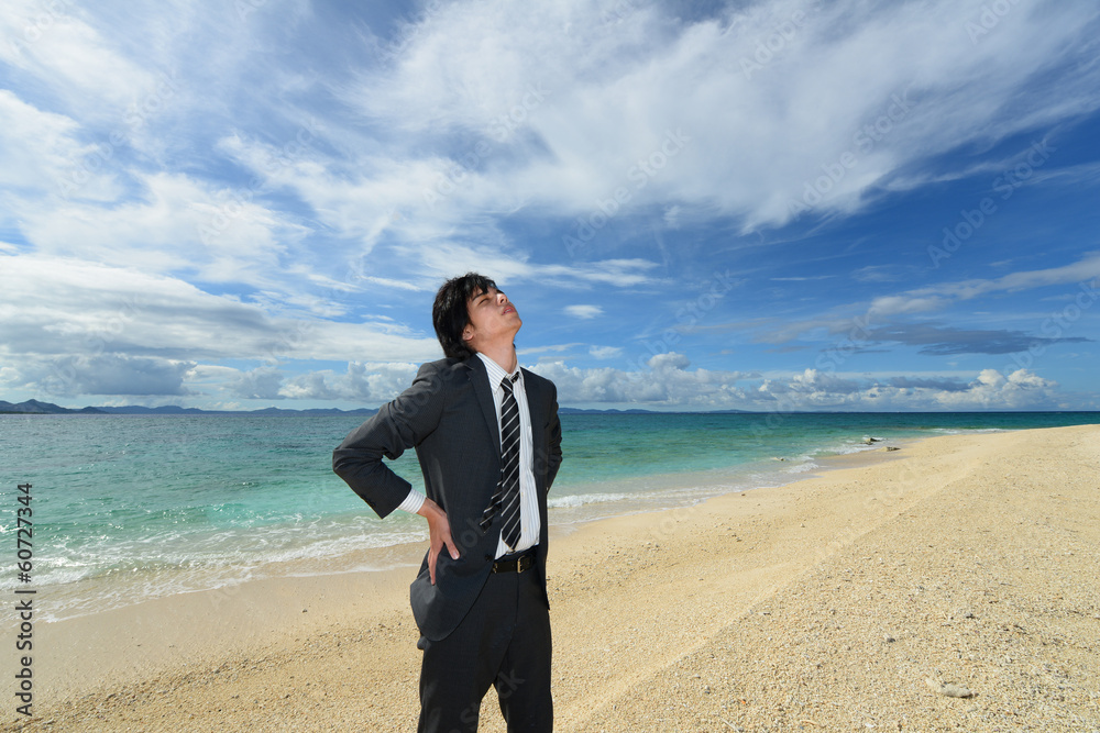 南国の美しいビーチと笑顔の男性