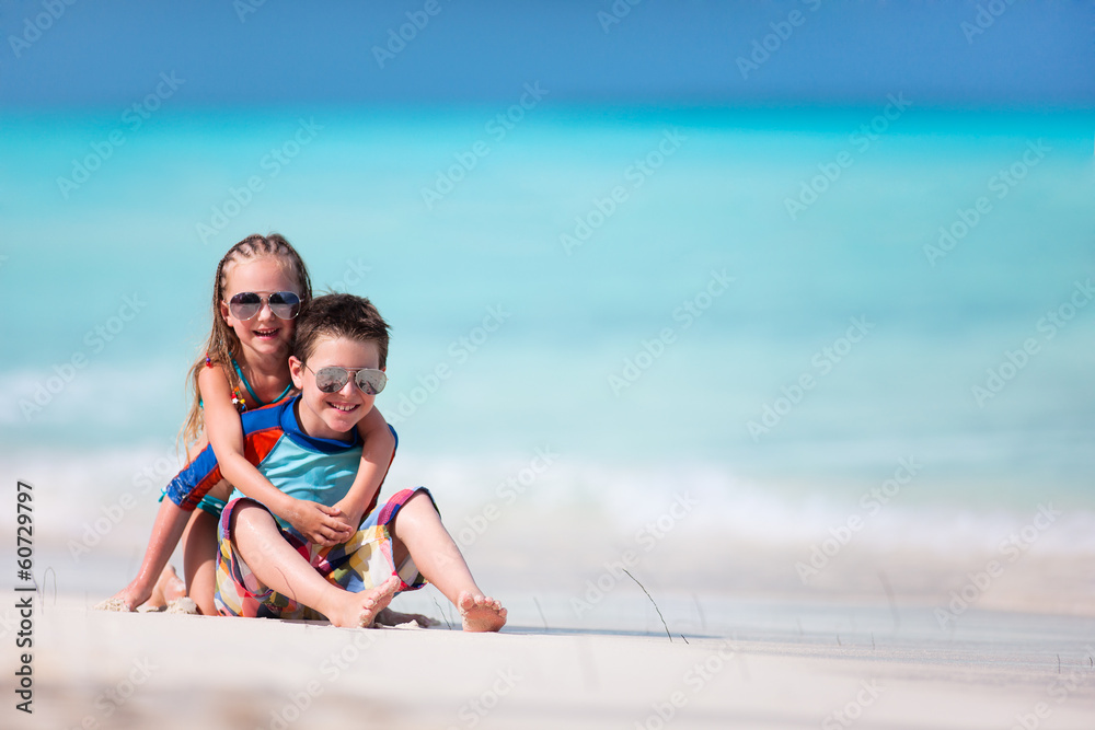 Fototapeta premium Two kids at beach