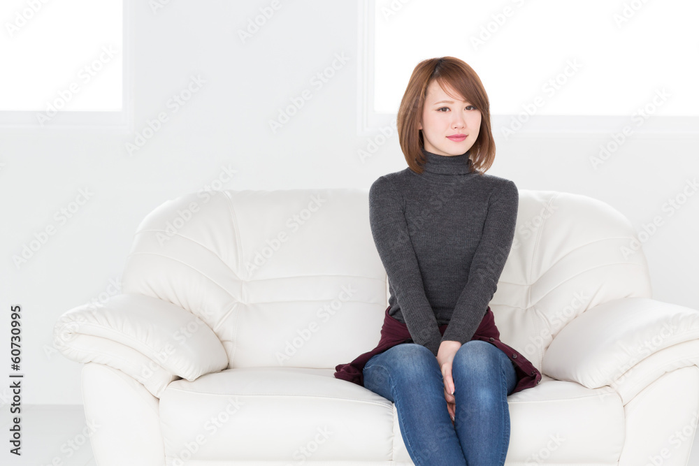 ソファでくつろぐ女性 ソファでくつろぐ女性