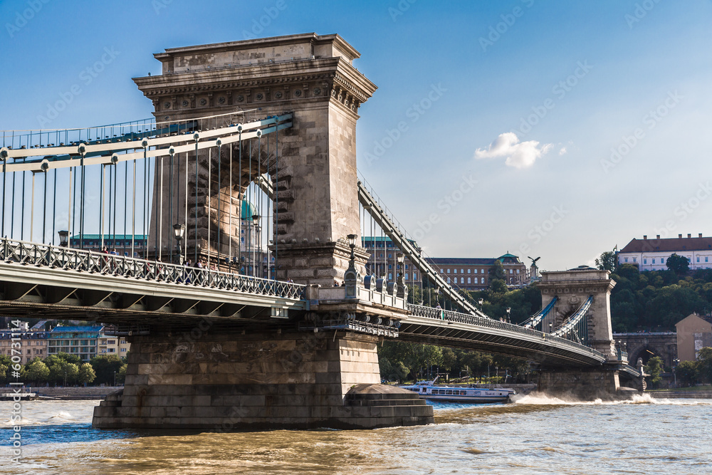 Obraz premium The Szechenyi Chain Bridge is a beautiful, decorative suspension