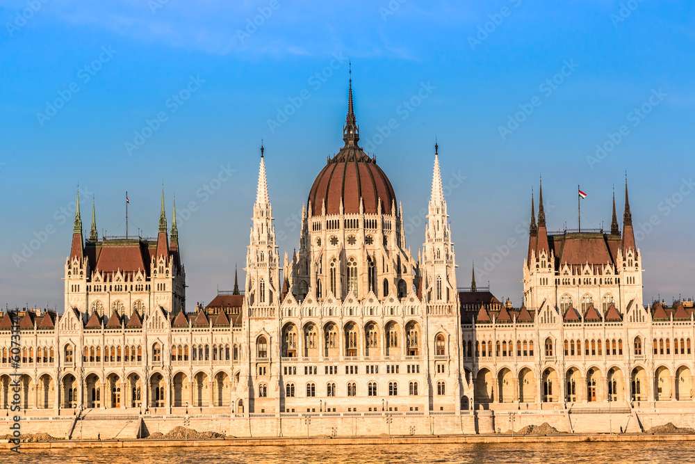 Chain Bridge and Hungarian Parliament, Budapest, Hungary Chain Bridge and Hungarian Parliament, Budapest, Hungary