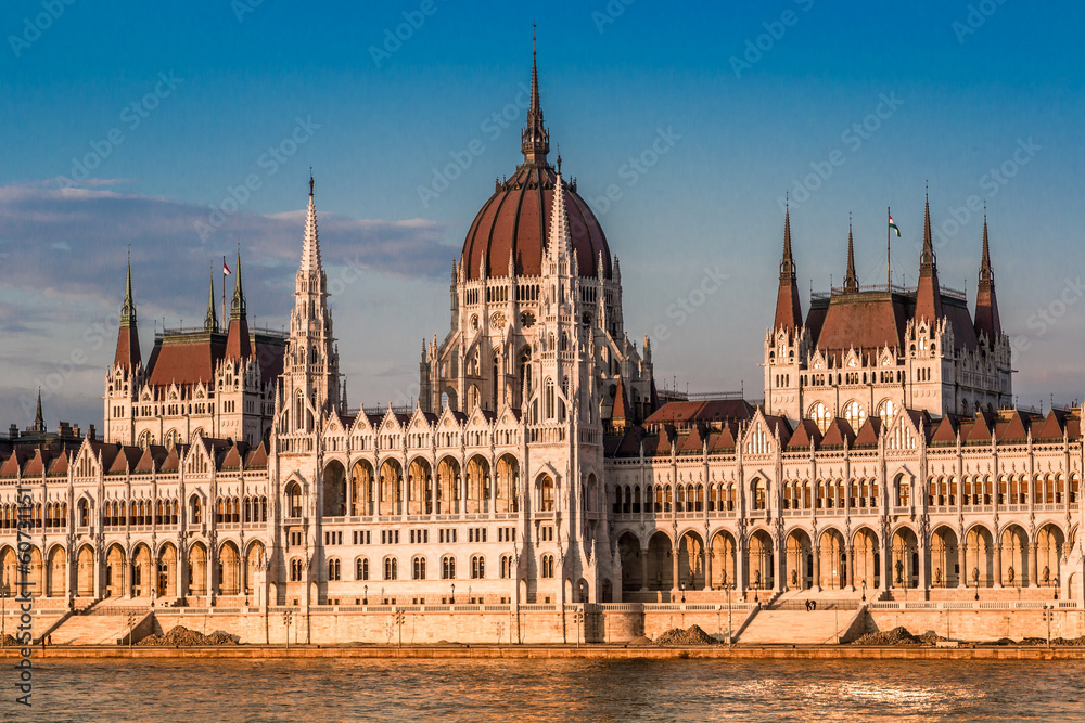 Fototapeta premium Chain Bridge and Hungarian Parliament, Budapest, Hungary