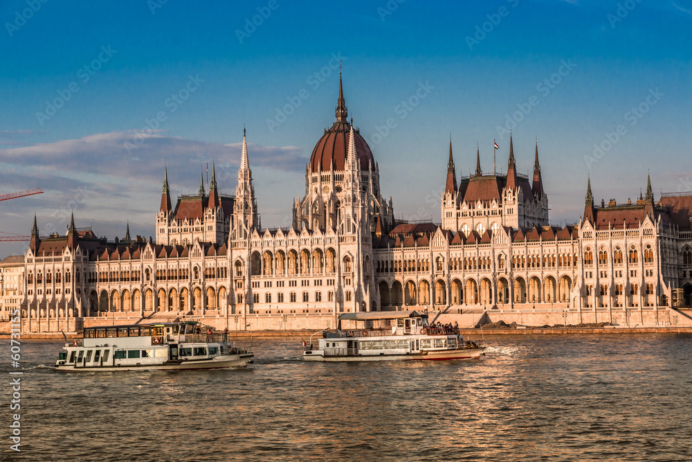 Fototapeta premium Chain Bridge and Hungarian Parliament, Budapest, Hungary