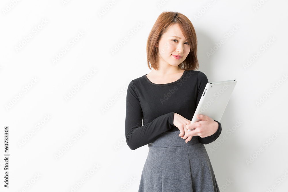 タブレットを見る女性 タブレットを見る女性