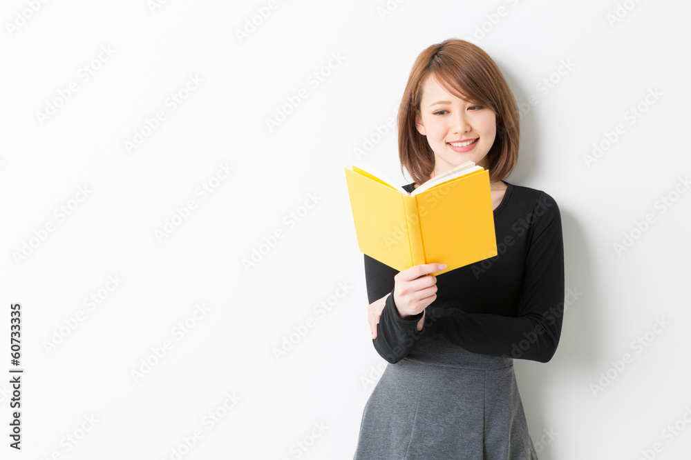 本を読む女性