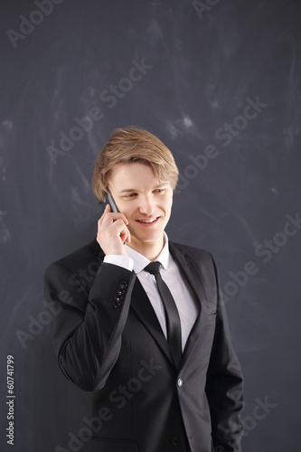 Młody mężczyzna rozmawia przez telefon