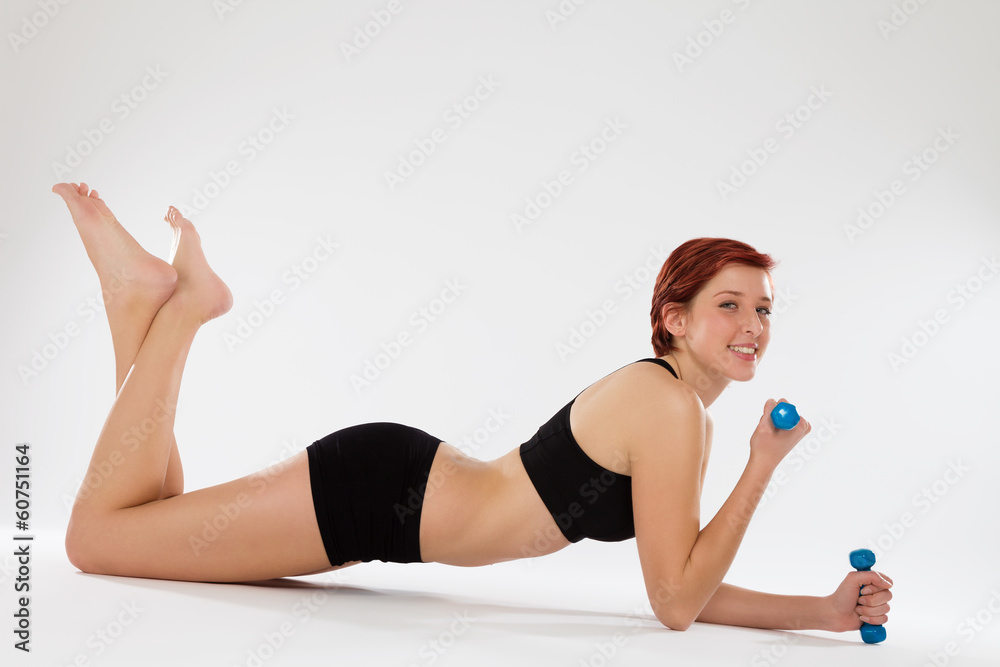 Fototapeta premium junge fitness frau bei hantel übungen