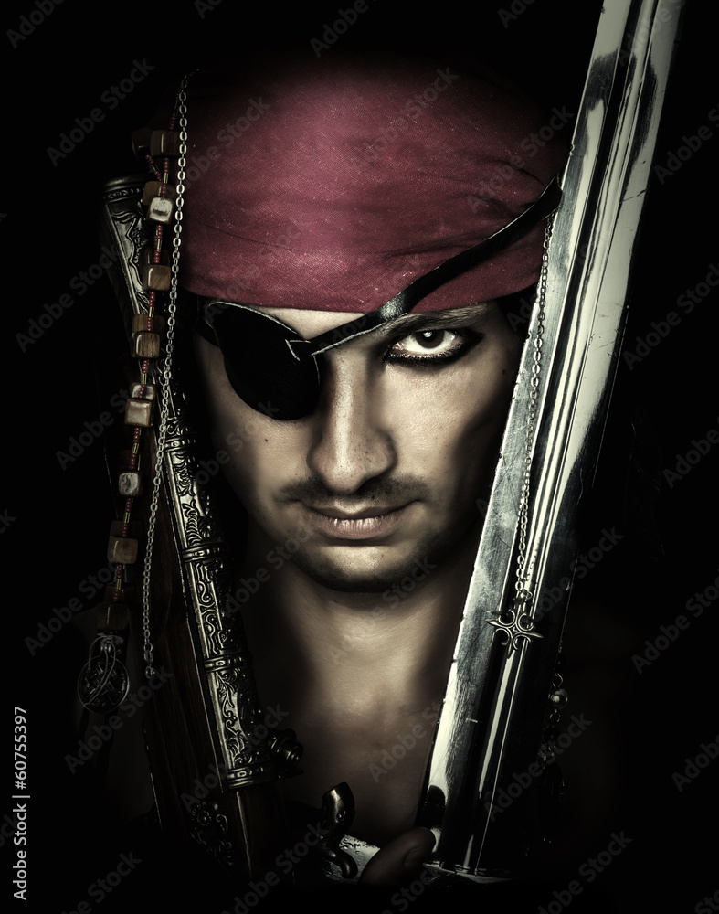 Fototapeta premium przystojny mężczyzna pirat trzyma miecz